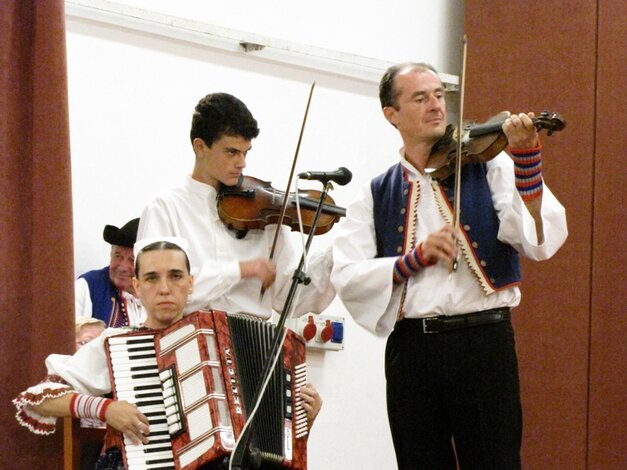 zľava muzikanti Bibiana Šujanová, Ľubko Macek ml. a Ľubo Macek st.